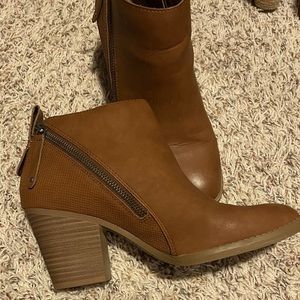 Cognac booties with zipper details